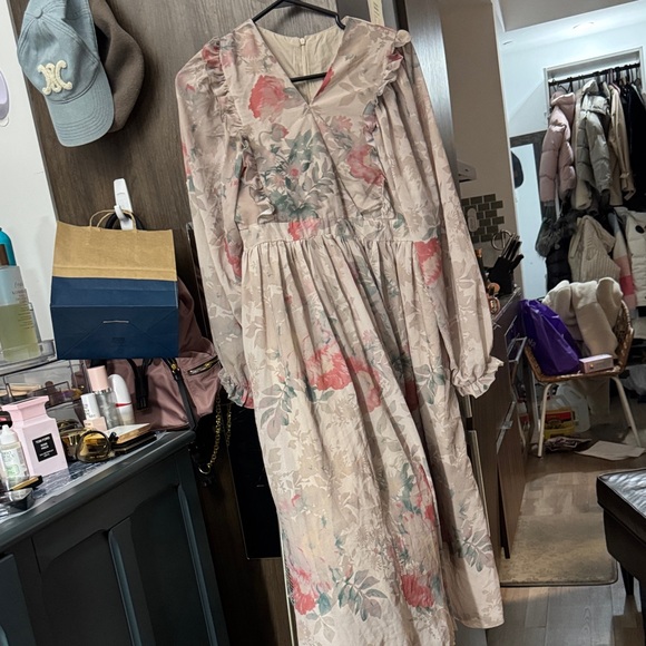 Dresses & Skirts - Floral Long-Sleeve Maxi Dress in Blush Pink - Elegant Women's Dress